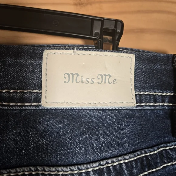 Miss Me Mid-Rise Curvy Crop Bermuda Shorts 32 Dark Wash Embellished Pockets - Picture 6 of 9